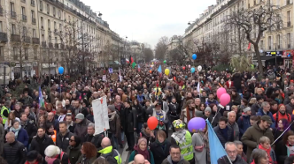 反对退休改革，法国巴黎近10万人集会抗议