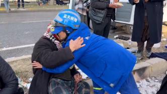 土耳其地震救援丨家属情绪奔溃，救援队疏导安慰