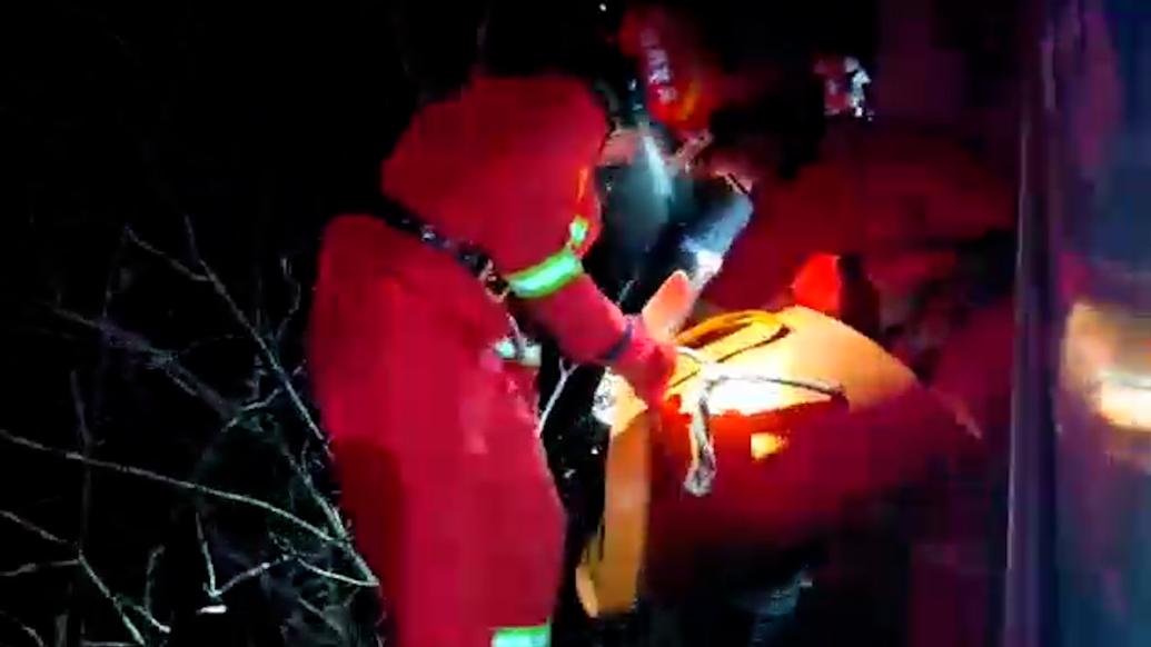 湖北宜昌一男子深夜坠入60米悬崖，消防救援