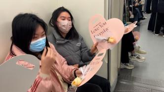 郑州地铁在车厢内放2023朵玫瑰送市民