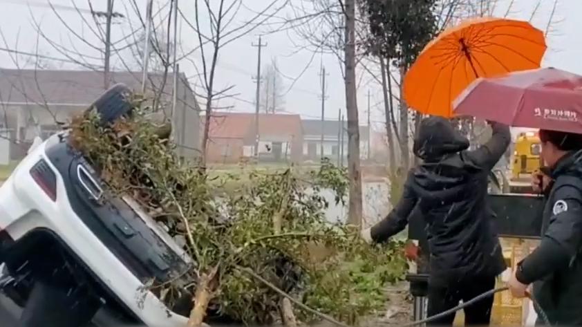 轿车坠河，村民跳河救出被困4人