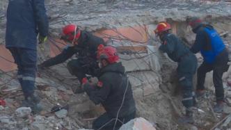中国志愿者丨平澜救援队在土耳其帮受灾民众搜寻遇难家人