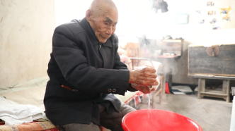 103岁老人每天坚持走二三里地，最爱当地小吃“糊涂面”