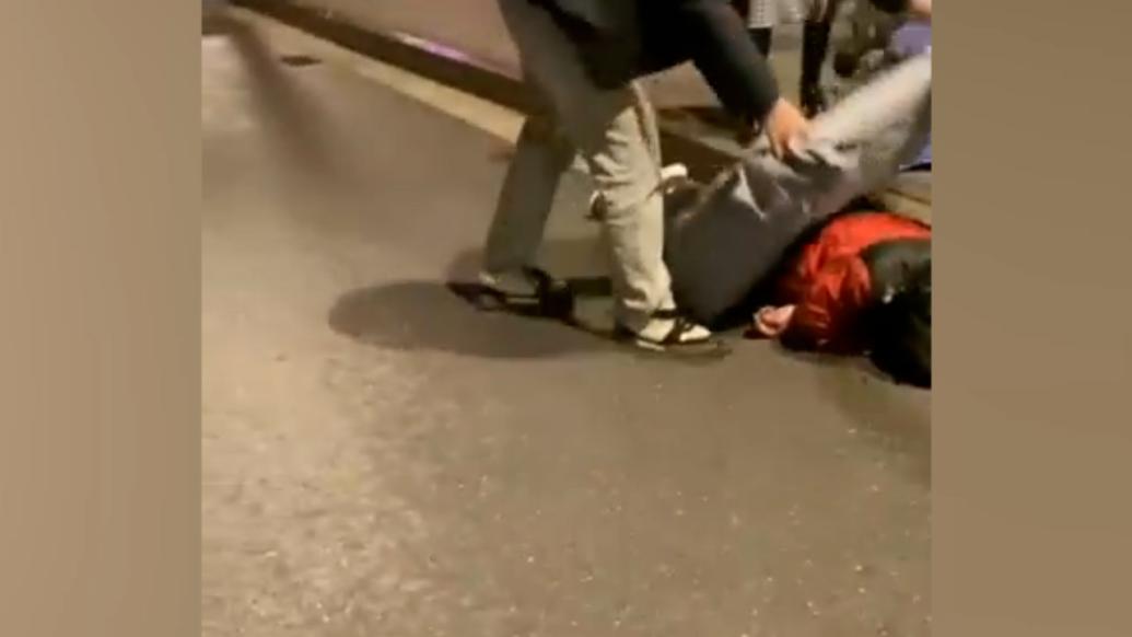 深夜男子騎車摔倒，熱心市民報警后守護