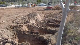 土耳其民众为地震遇难者挖集体坟墓