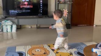 2岁娃跳街舞，妈妈：跟着电视跳了一套动作，很惊讶