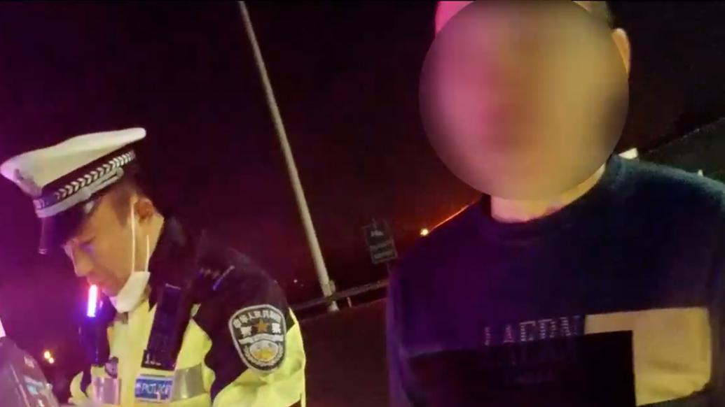 男子二次酒駕被民警查獲,朋友酒后趕來(lái)代駕