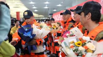 公羊救援隊(duì)凱旋！杭州市民熱情接機(jī)：他們很帥很有安全感！