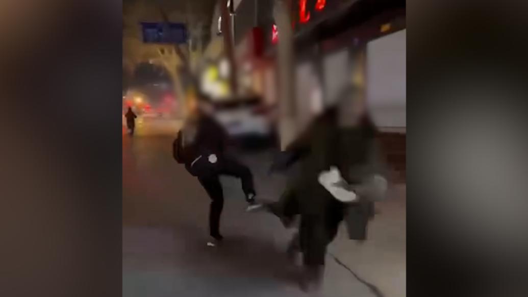 警方回应“男子飞踹老人还有人录视频”：正进一步调查