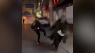 警方回应“男子飞踹老人还有人录视频”：正进一步调查