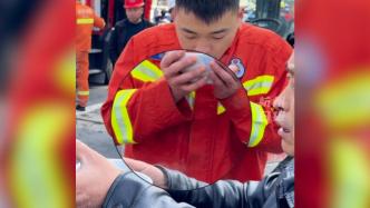 消防员冰河救人后冻得发抖，热心市民送上热姜茶