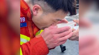 消防员冰河救人后冻得发抖，市民送上热姜茶