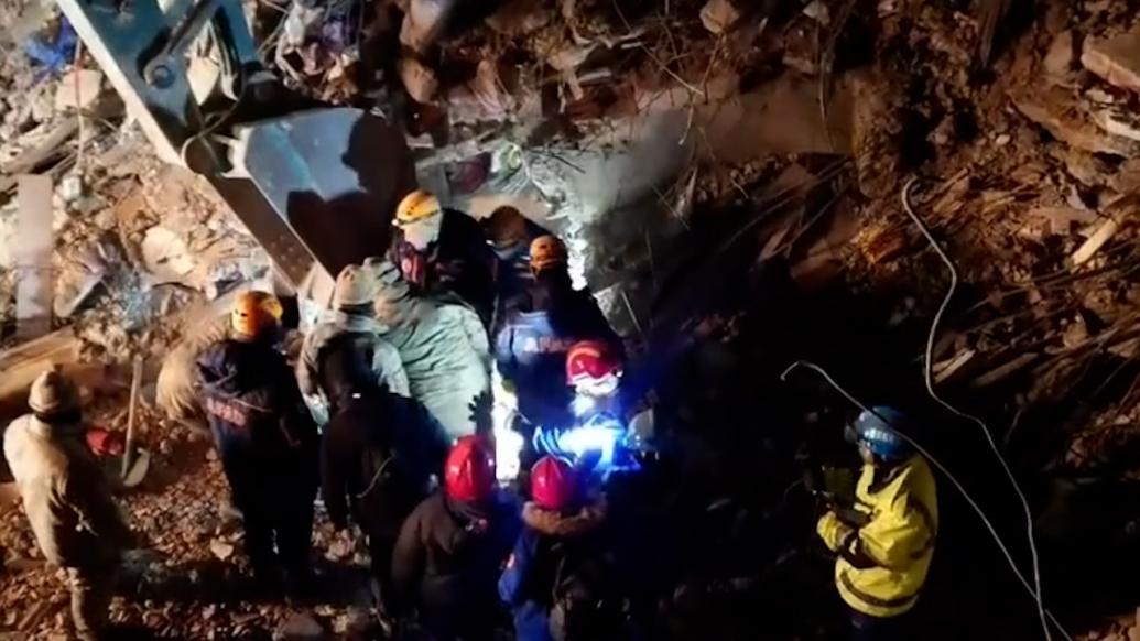 安徽蕪湖藍天救援隊員啟程回國,當地民眾熱情歡送