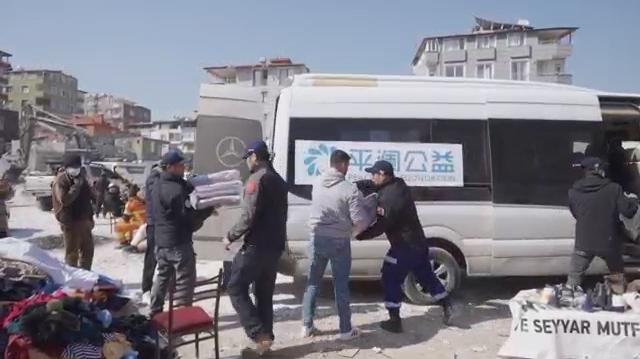 中國志愿者丨平瀾救援隊向土耳其災民安置點捐贈物資