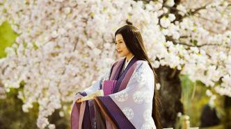 日本古典女性日记：暗针银丝扇面的反光