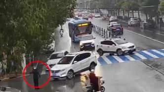 交警騎自行車上班遇堵車，站路口冒雨疏導交通十分鐘排堵