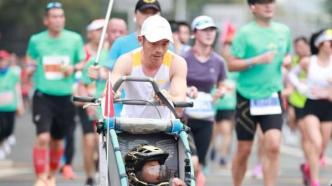 父亲推着脑瘫儿子完成马拉松：让他感受人生中的温暖和力量