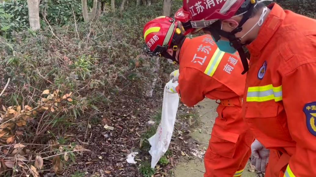 黄鼠狼居民卧室内“躲猫猫”，看见消防员一动不动