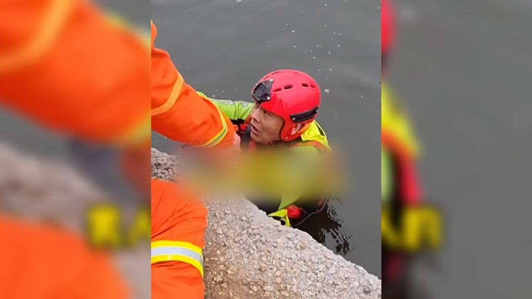 青岛老乡为冰河救人消防员送驱寒酒