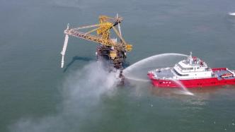 珠江口船只起火8人获救，航拍甲板救援现场