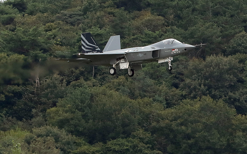 韩国自主研制的超音速战机“猎鹰”（KF-21）战机。视觉中国 图