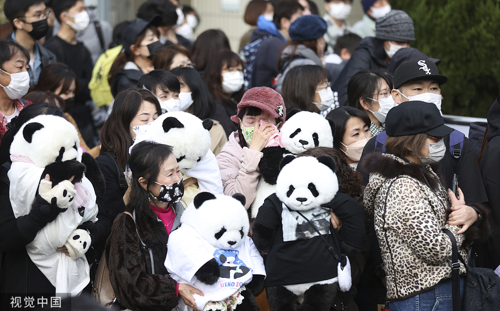 当地时间2023年2月19日，日本东京，上野动物园，人们聚集在一起观看雌性大熊猫香香，这是她返回中国之前在游客面前的最后一天。有些人流下了眼泪。5岁的香香将返回中国。 视觉中国 图