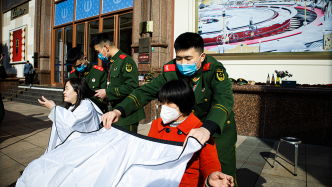 这群“橄榄绿”又出现在了上海南京路，为市民补鞋、理发、问诊