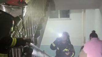 宿舍突然着火有学生被困，消防成功疏散11人