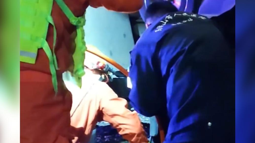 男子腿部卡在貨車底部，消防破拆救援