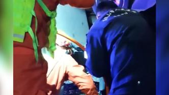 男子腿部卡在貨車底部，消防破拆救援
