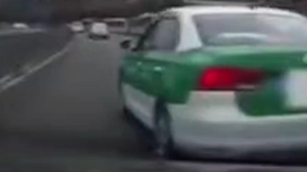 出租車路口超車不成,惡意別車被舉報