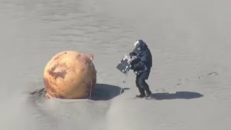 日本海滩现巨大“神秘球”：疑似铁质，海保人员称从未见过