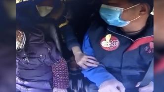 两位老人带百岁母亲看病，雨中等车遇好心司机免费服务