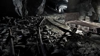 内蒙古一煤矿发生大面积坍塌：有人员和车辆被埋，已启动救援一级响应