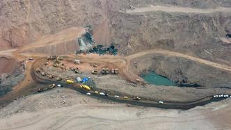 图集｜内蒙古阿拉善盟露天矿坍塌事故：现场救援正在进行中
