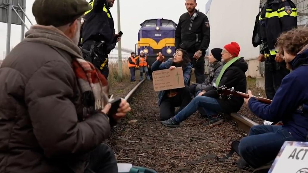 荷兰气候人士封堵铁路抗议政府使用煤炭