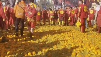 意大利民众庆祝伊夫雷亚狂欢节，数千人加入“橙子之战”