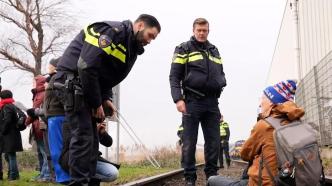 抗议政府使用煤炭，荷兰气候人士封堵铁路