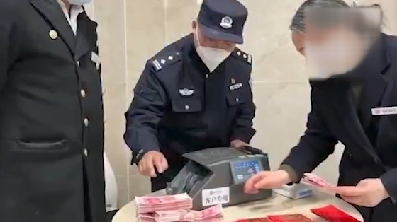 新婚夫妻11萬現(xiàn)金遺落樓道，接到民警電話才知道丟了