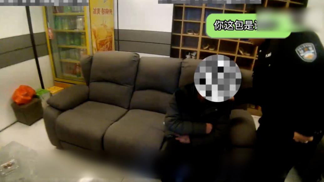 男子盜竊得逞后誤入女浴室,數(shù)錢時(shí)被抓