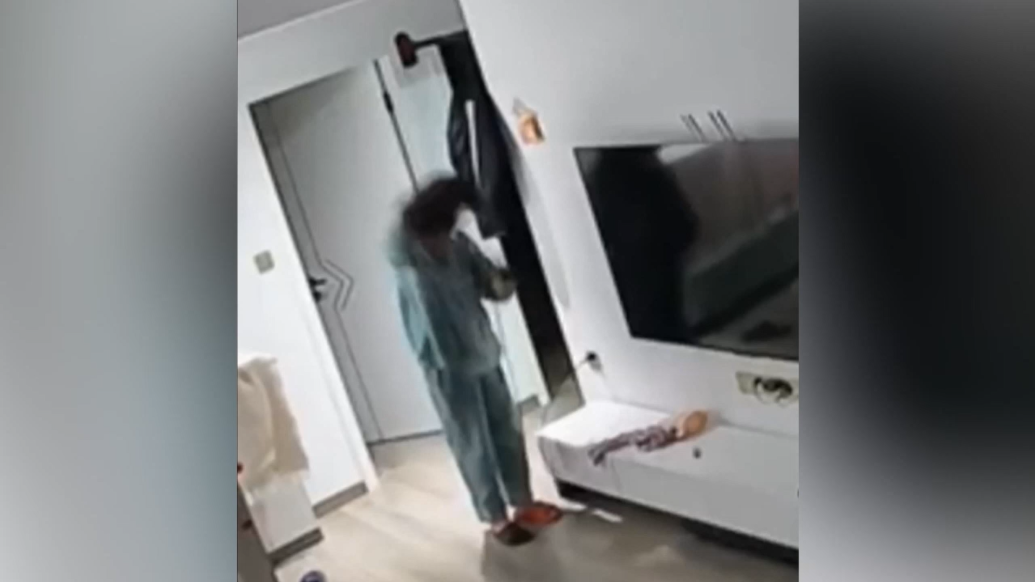 女生吹頭發時電吹風突然冒出火花連喊“媽媽”