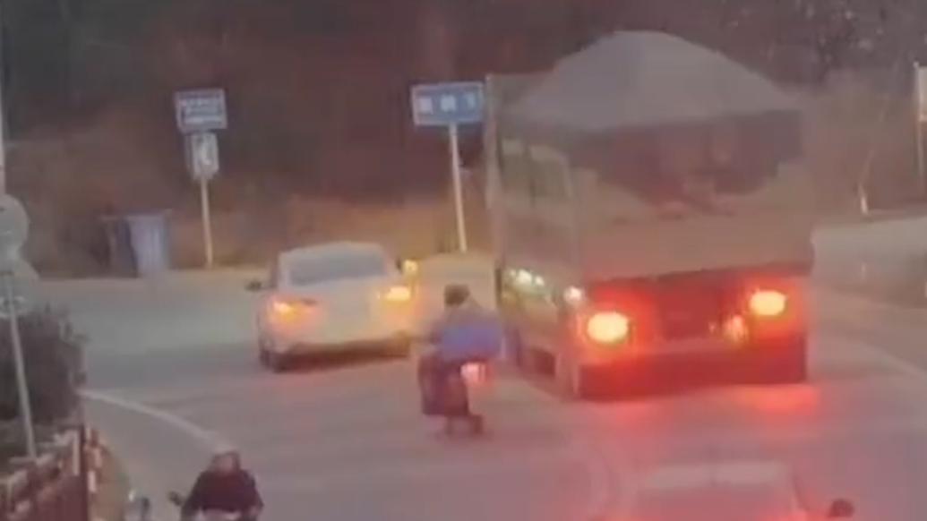 路遇貨車起火休假消防員截車滅火