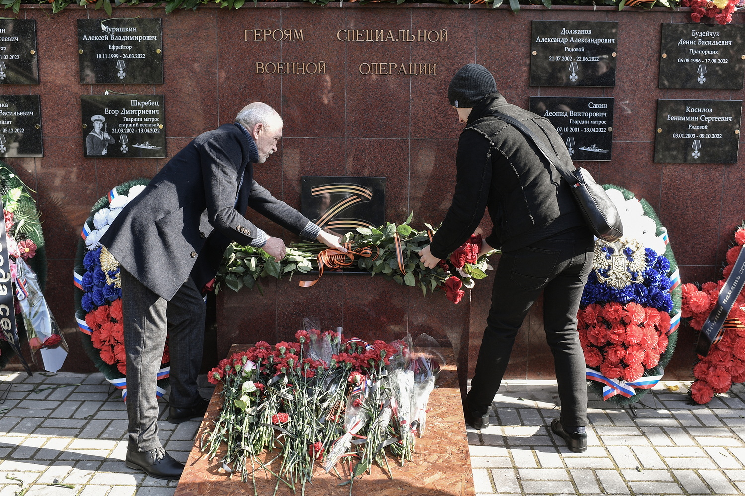 俄莫斯科民众自发献花悼念特维尔州坠机事故遇难者_凤凰网视频_凤凰网