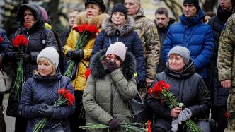 早安·世界｜俄乌冲突一周年，民众追悼冲突中的逝者
