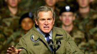 普京与美国总统丨伊拉克战争成转折点，普京斥小布什政府霸权