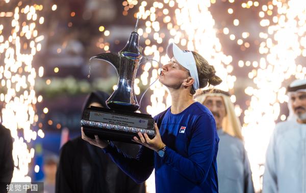 克雷吉茨科娃亲吻冠军奖杯。
