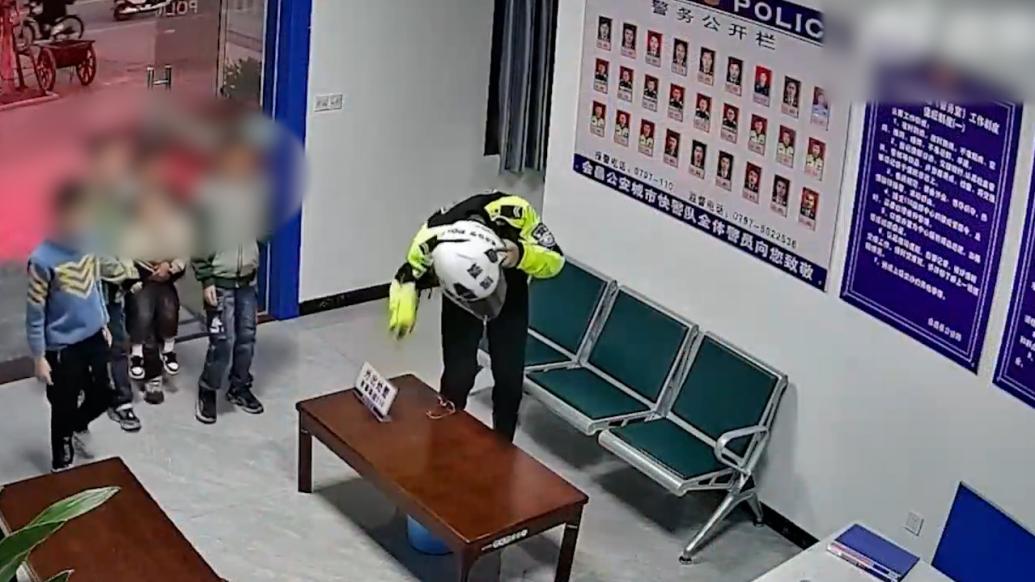 4名小學生路上“撿”到2歲萌娃,送到快警驛站