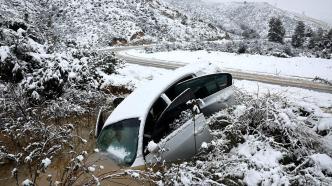 美国南加州暴风雪持续肆虐，造成逾十万居民家中断电