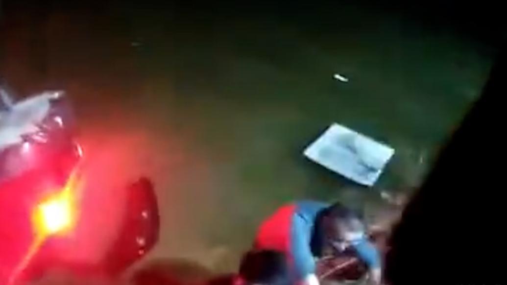 車(chē)輛側(cè)翻落水,警民攜手救助