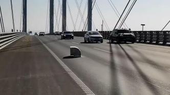 跨海大桥上出现障碍物，热心男子冒险下车清理
